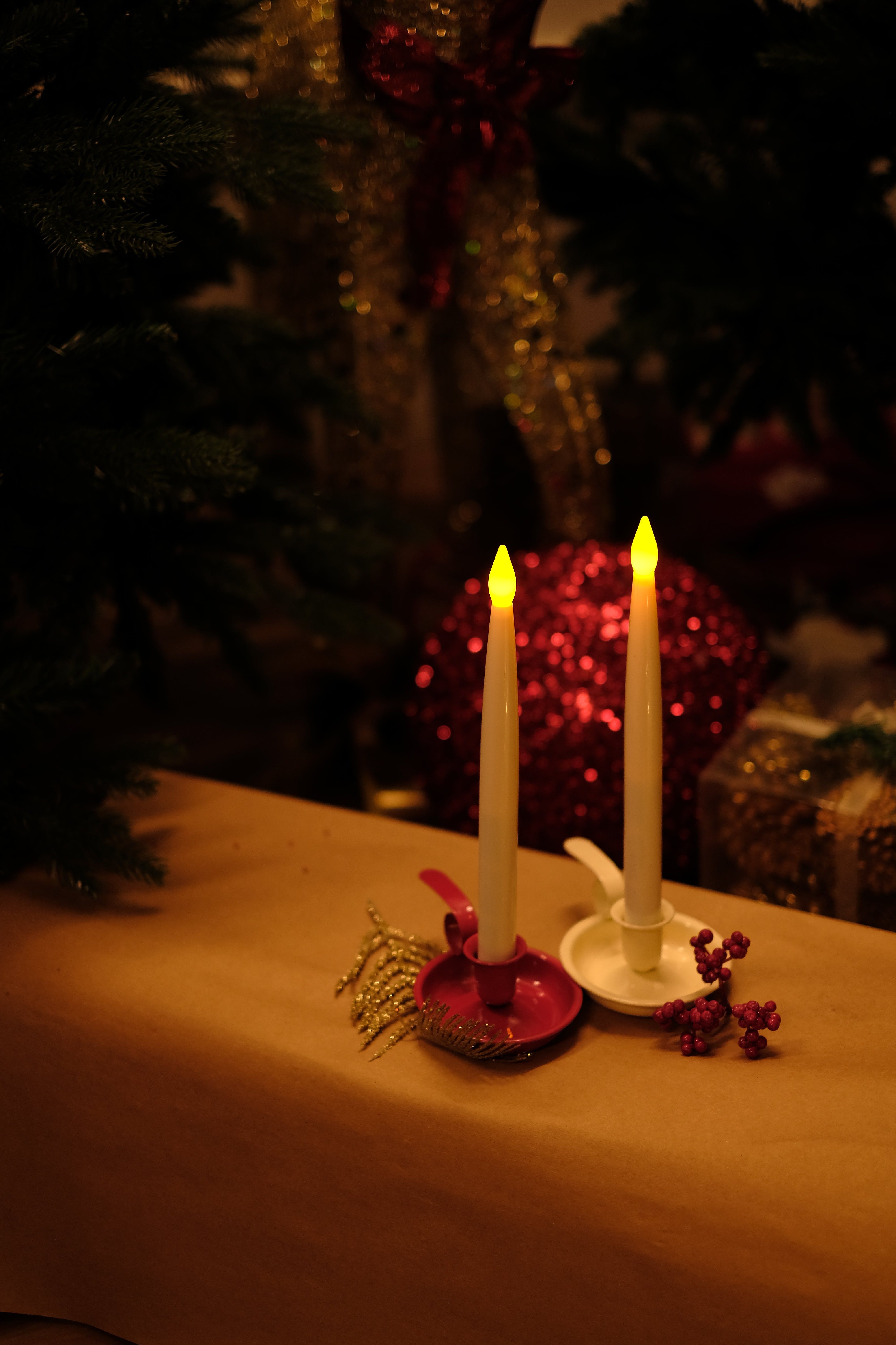 ELINE - pack of 2 red and white saucer style metal candle holders with loop handle