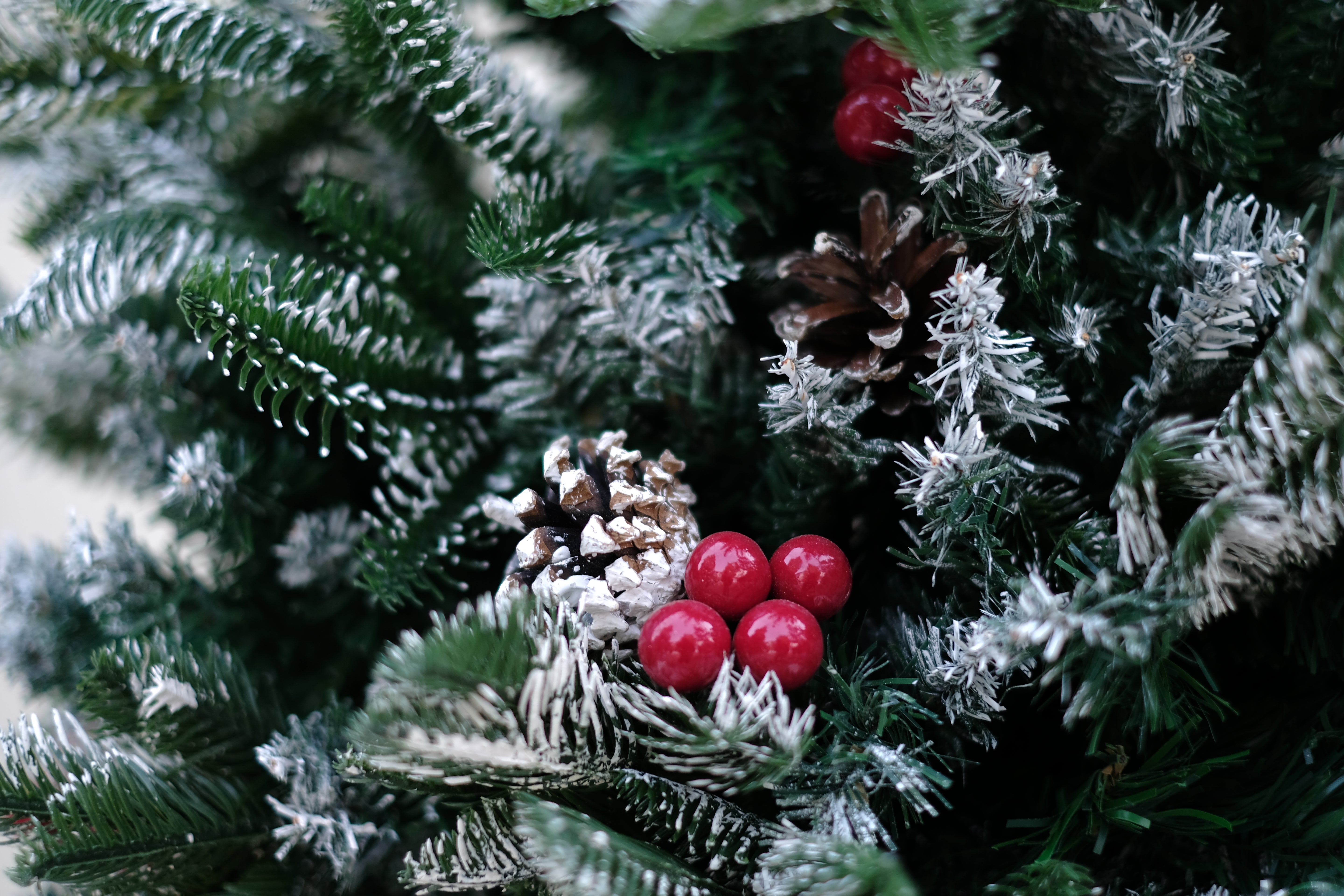 NORTHLIGHT flocked Christmas tree pinecones and cherries – 6 feet