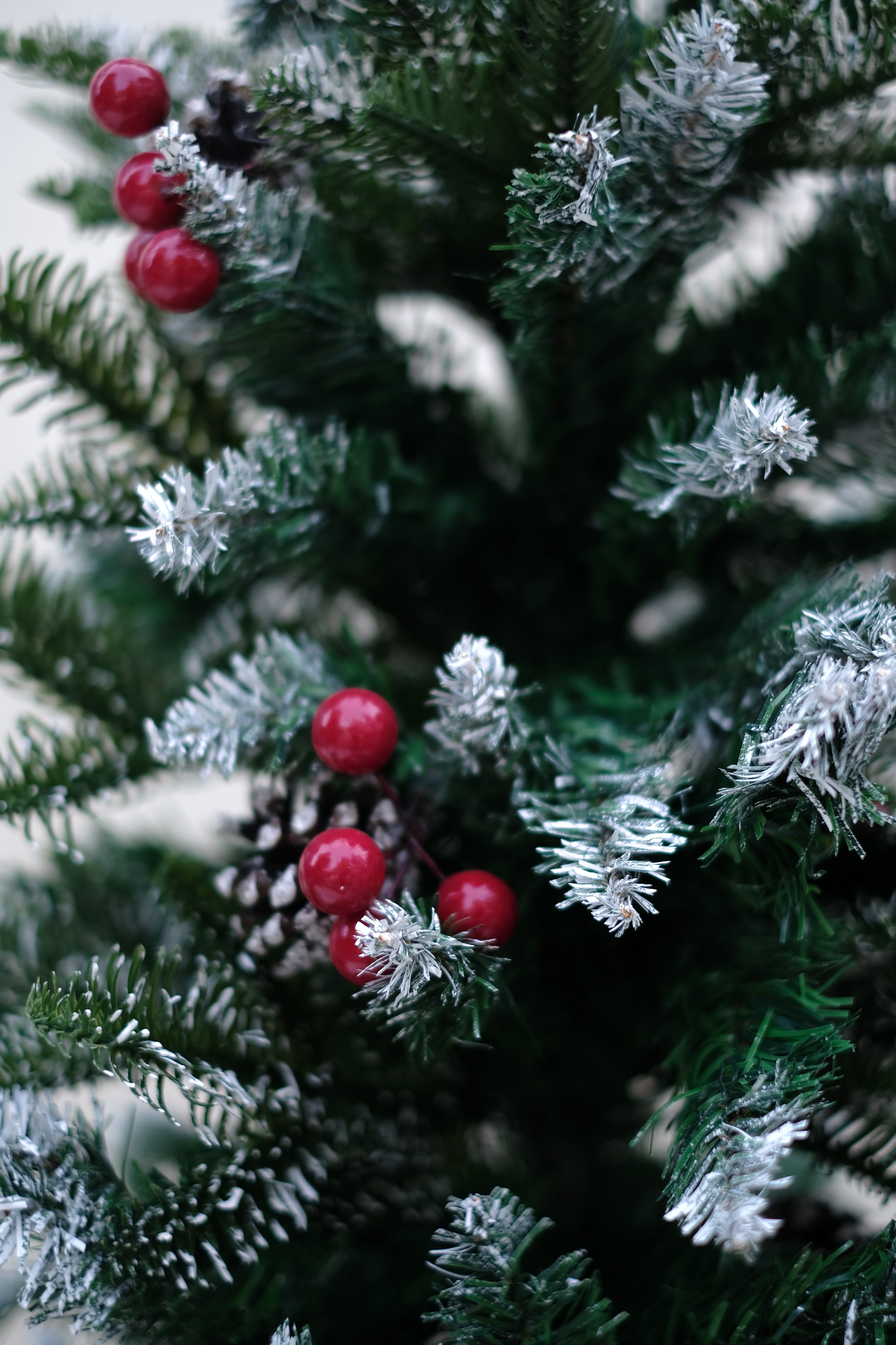 NORTHLIGHT flocked Christmas tree pinecones and cherries – 4 feet