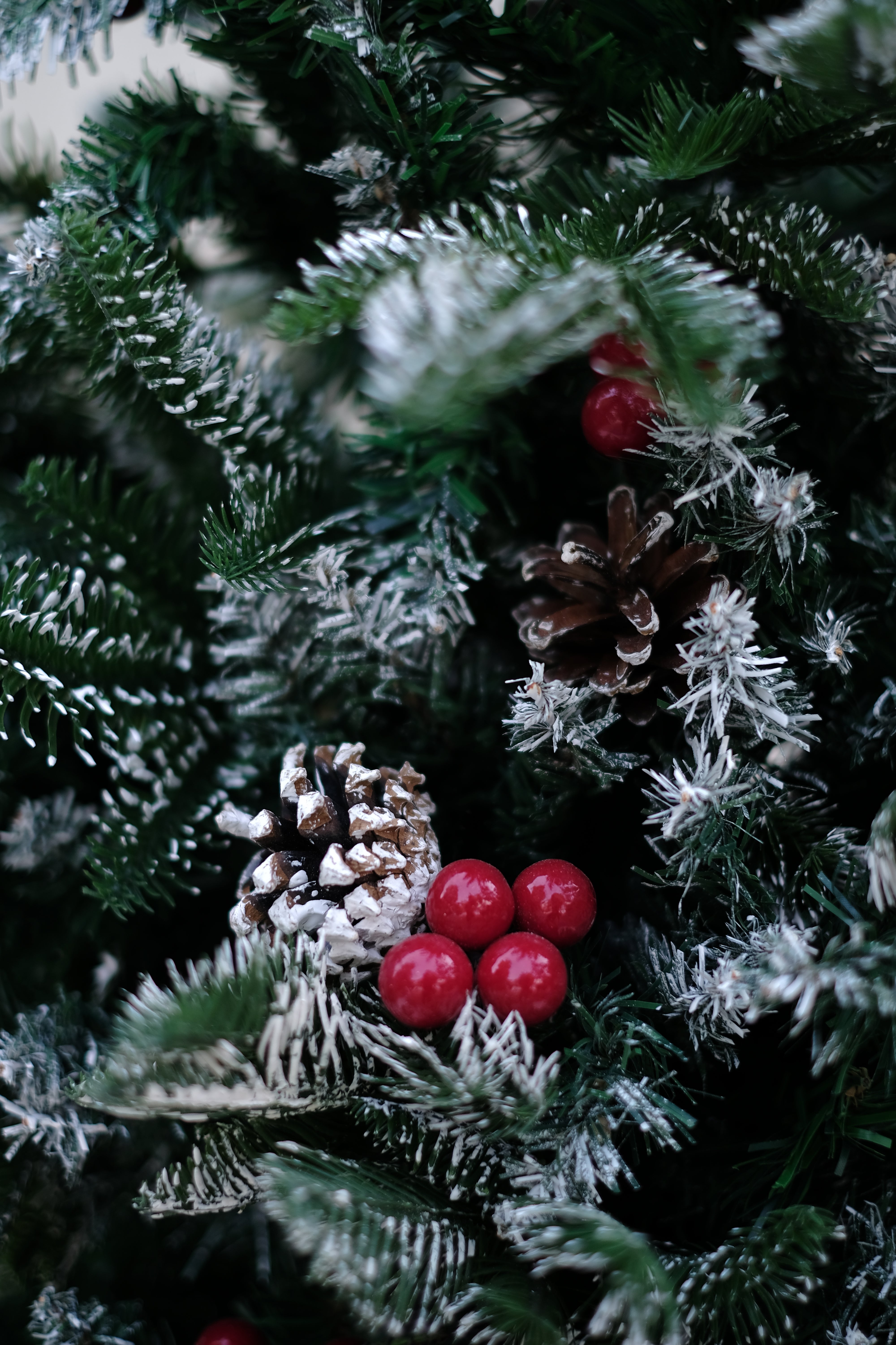 NORTHLIGHT flocked Christmas tree pinecones and cherries – 4 feet