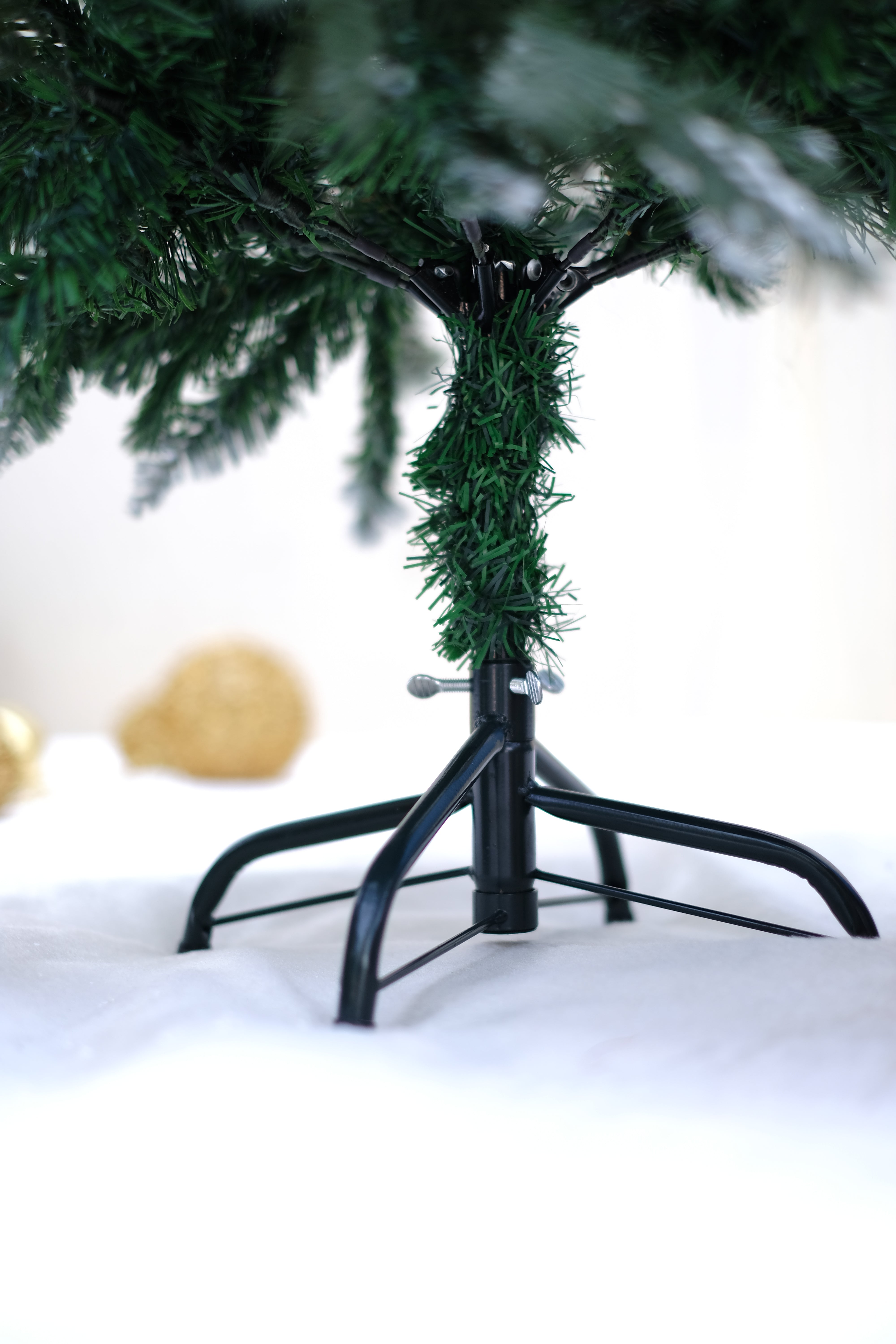 BALSAM Christmas tree with light frosting and large pine cones – 4 feet