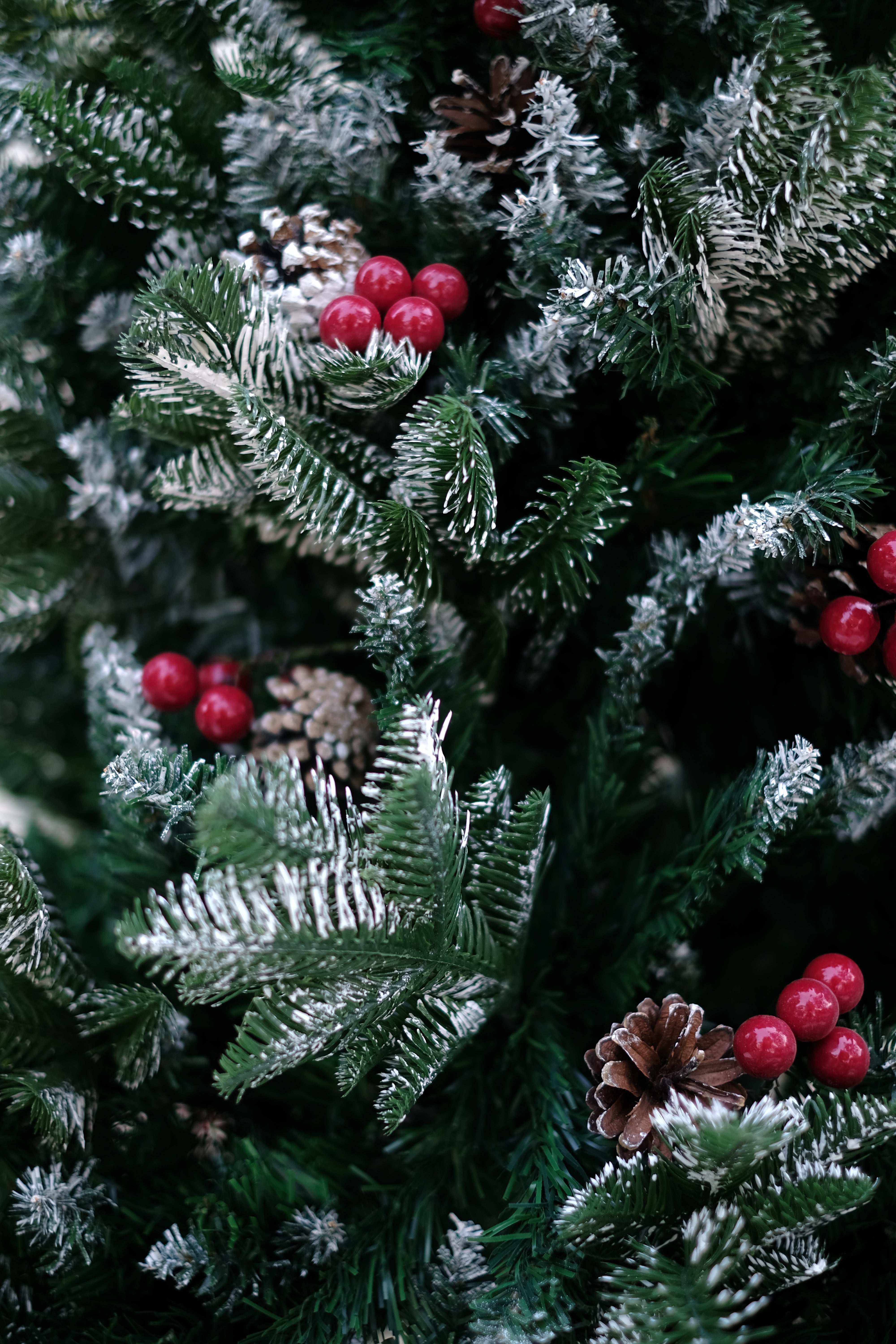 NORTHLIGHT flocked Christmas tree pinecones and cherries – 4 feet