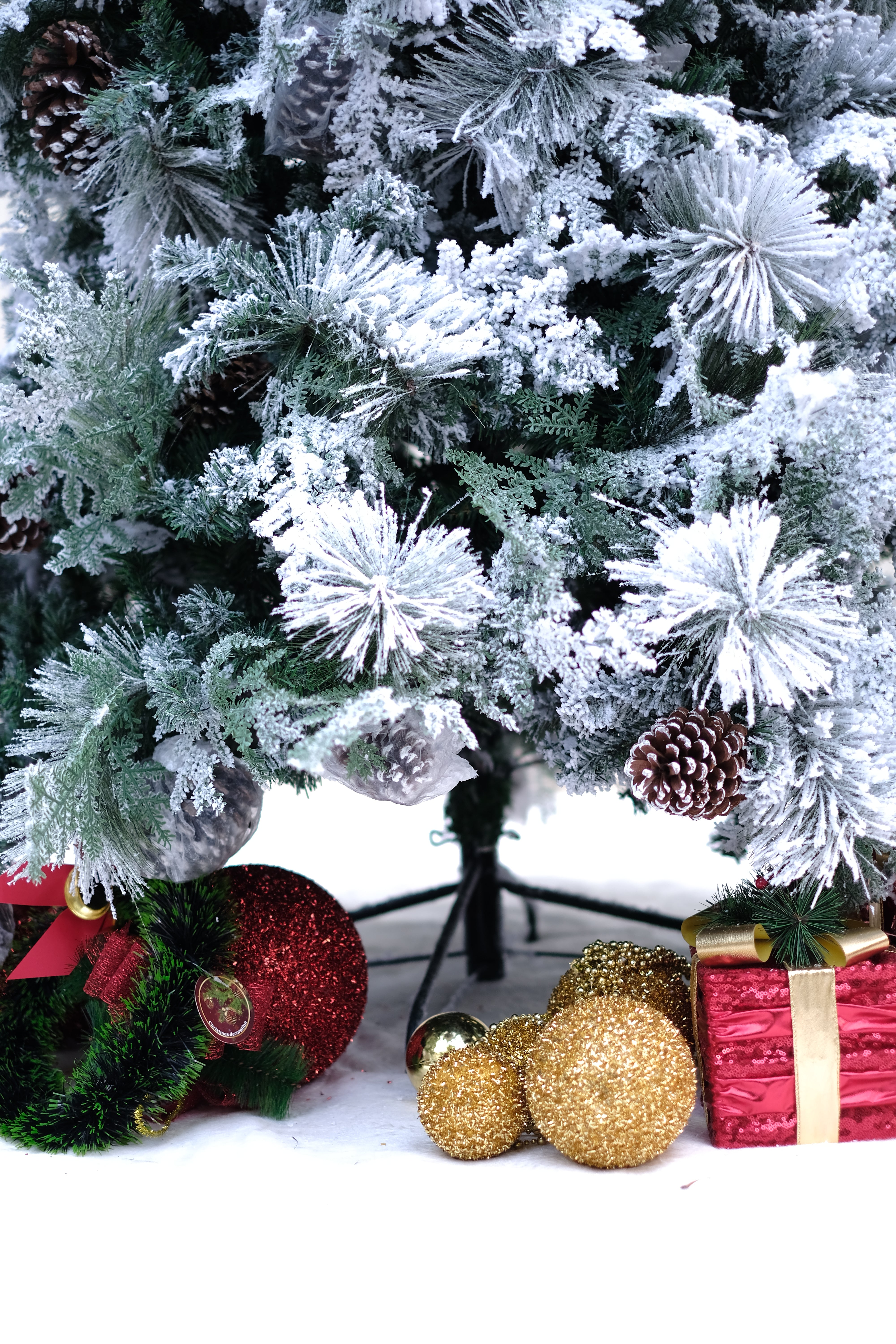 TRUE STAR Christmas tree with broad pine leaves, frosting and pine cones – 8 feet