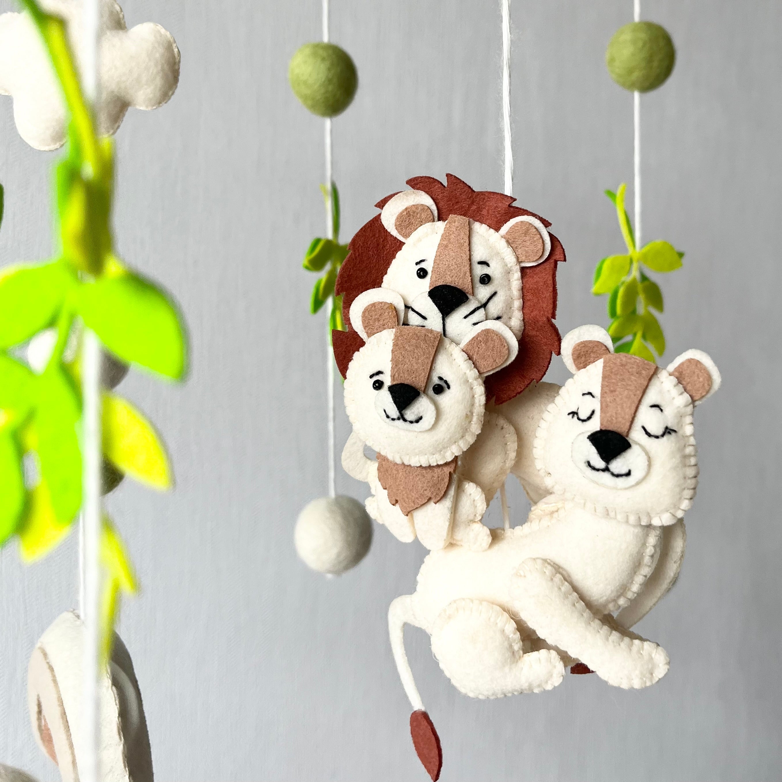 Lion’s Crown Family - Cot / Crib Mobile