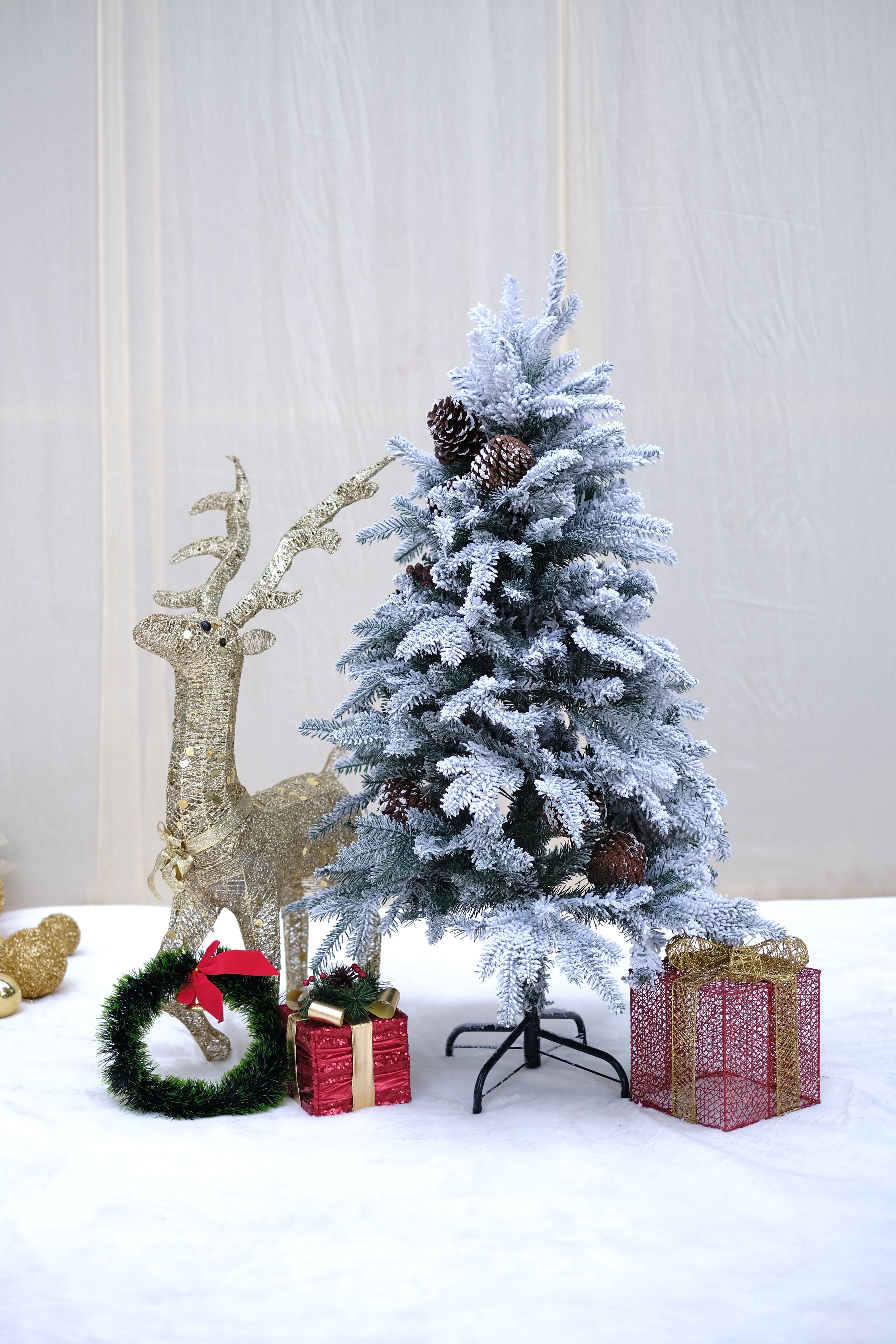 EATON Christmas tree with frosting and pine cones – 4 feet