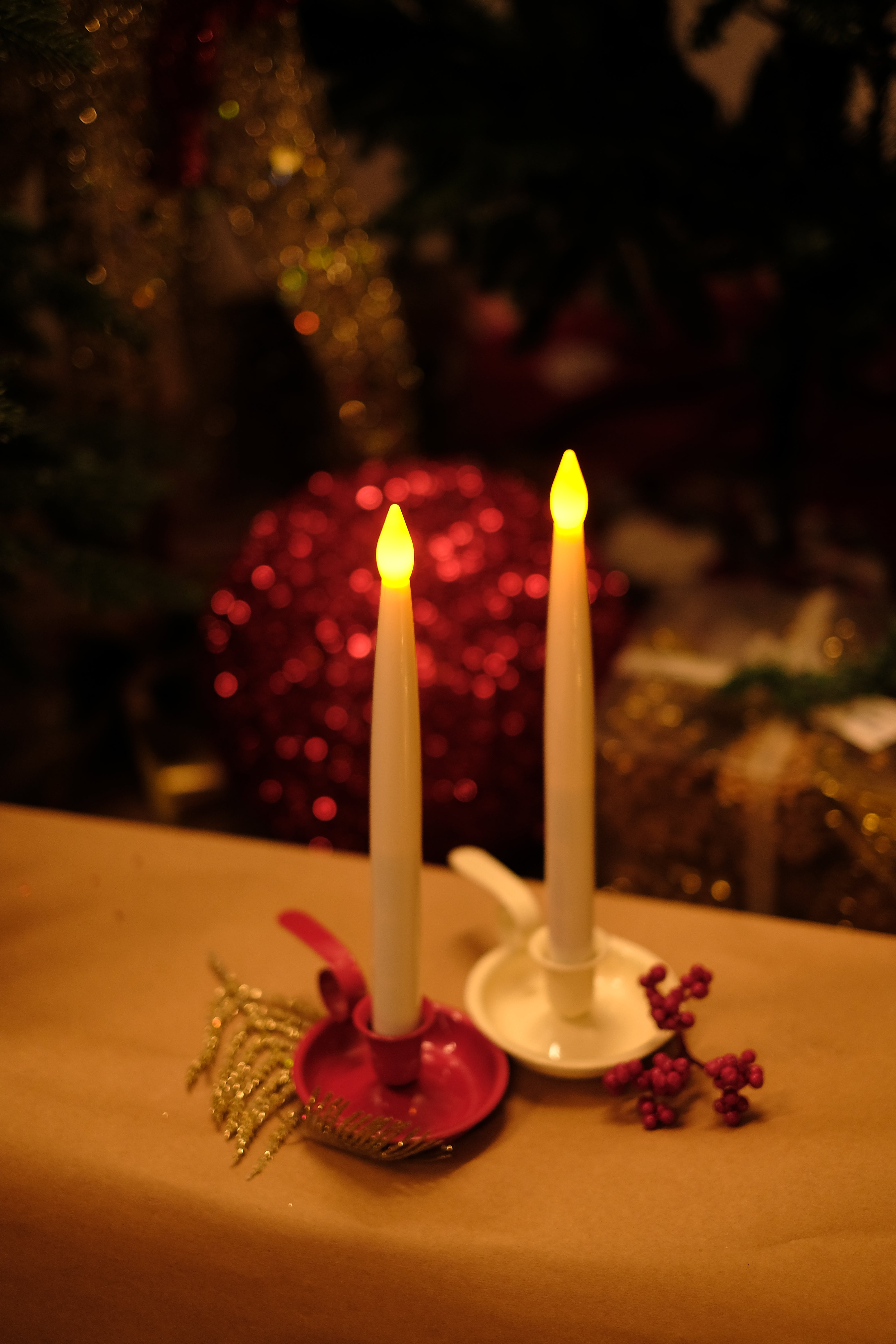 ELINE - pack of 2 red and white saucer style metal candle holders with loop handle