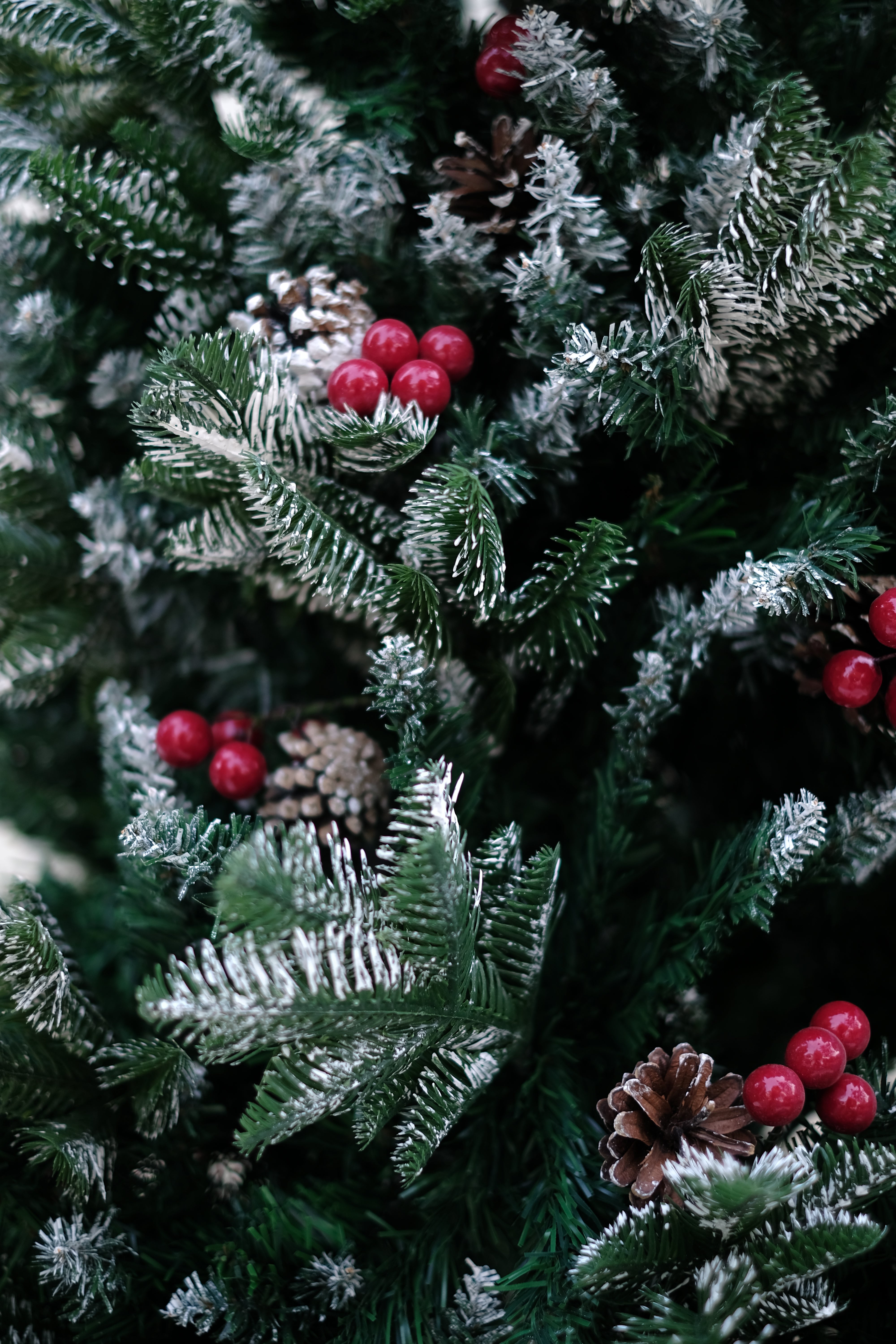 NORTHLIGHT flocked Christmas tree pinecones and cherries – 6 feet