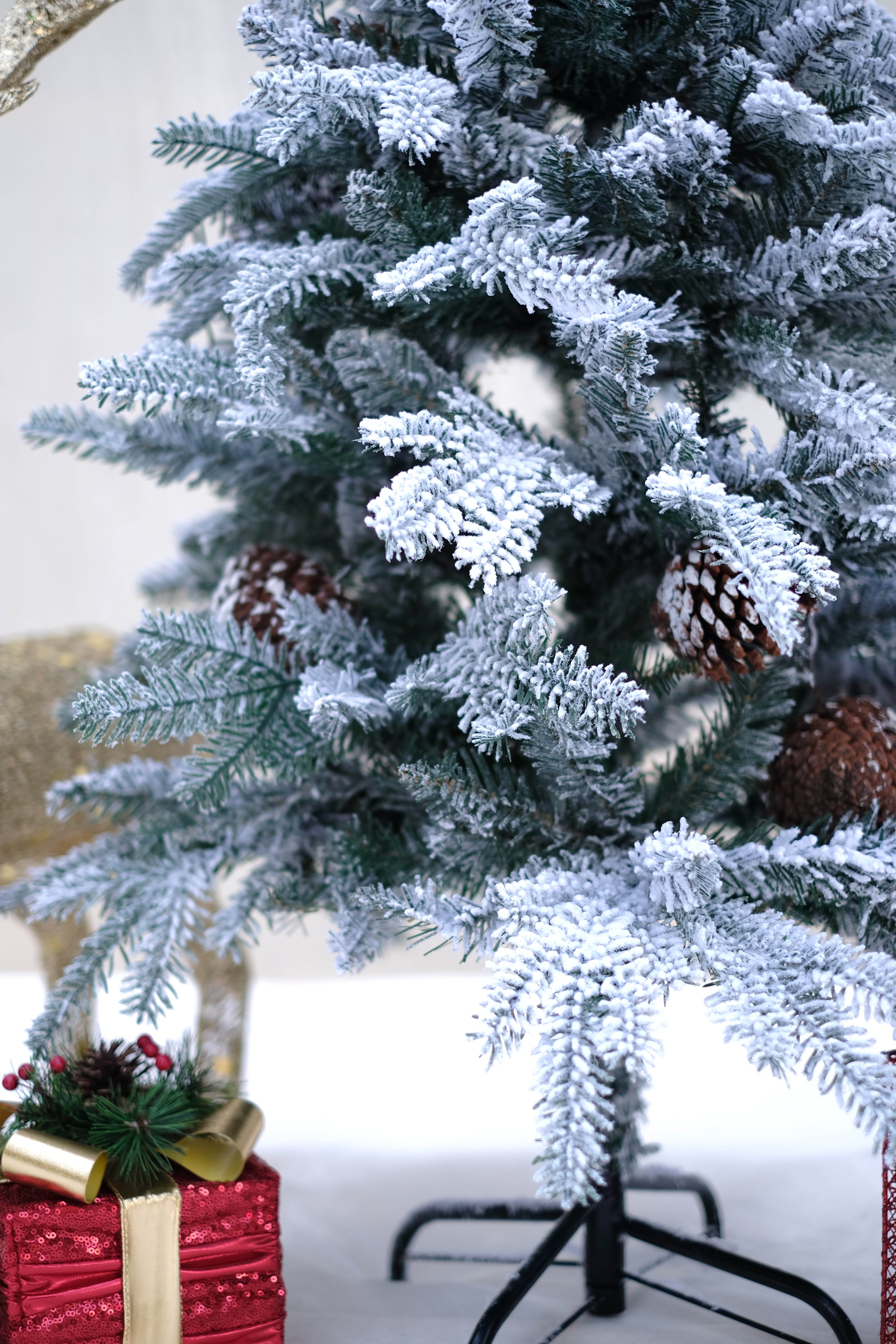 EATON Christmas tree with frosting and pine cones – 4 feet