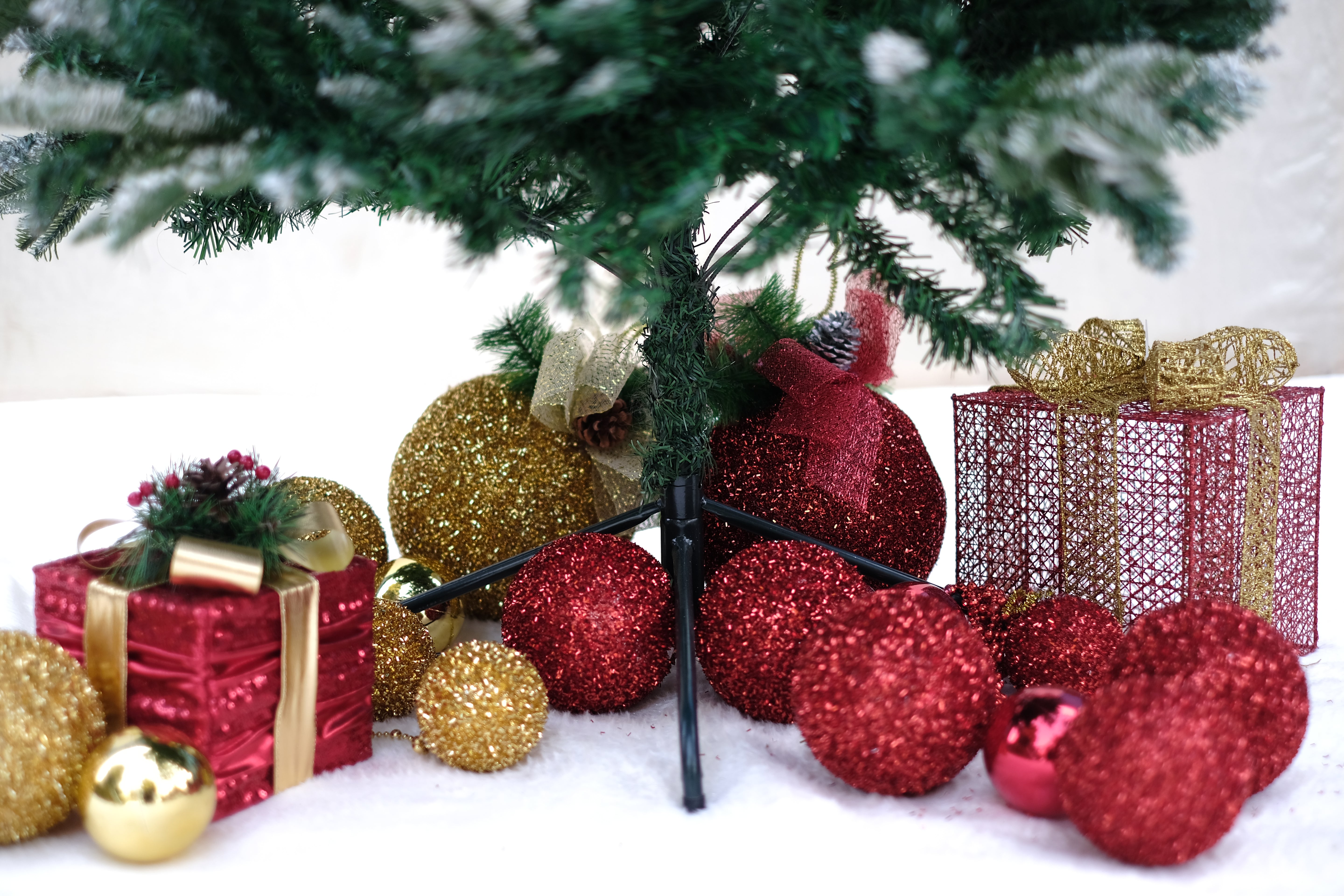 NORTHLIGHT flocked Christmas tree pinecones and cherries – 4 feet