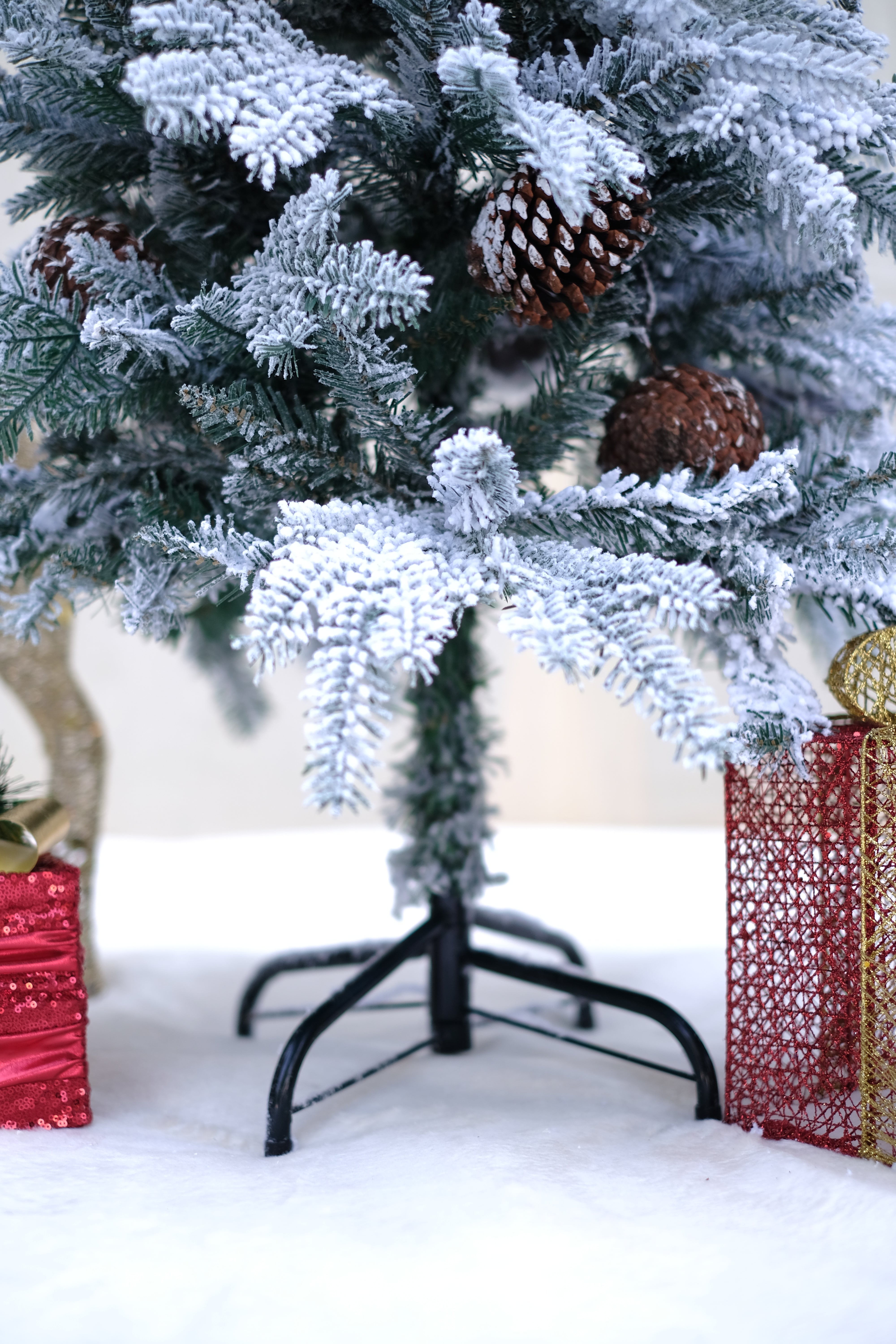 EATON Christmas tree with frosting and pine cones – 4 feet