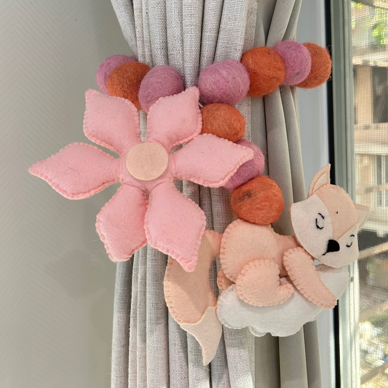 Dreamy Fox - Curtain Tie