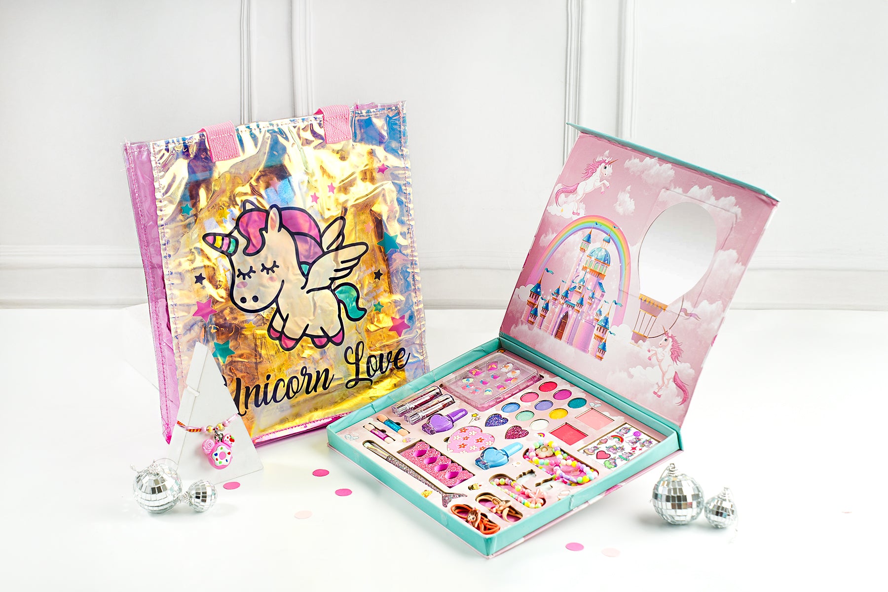 28 pcs Make up and accessories Hamper