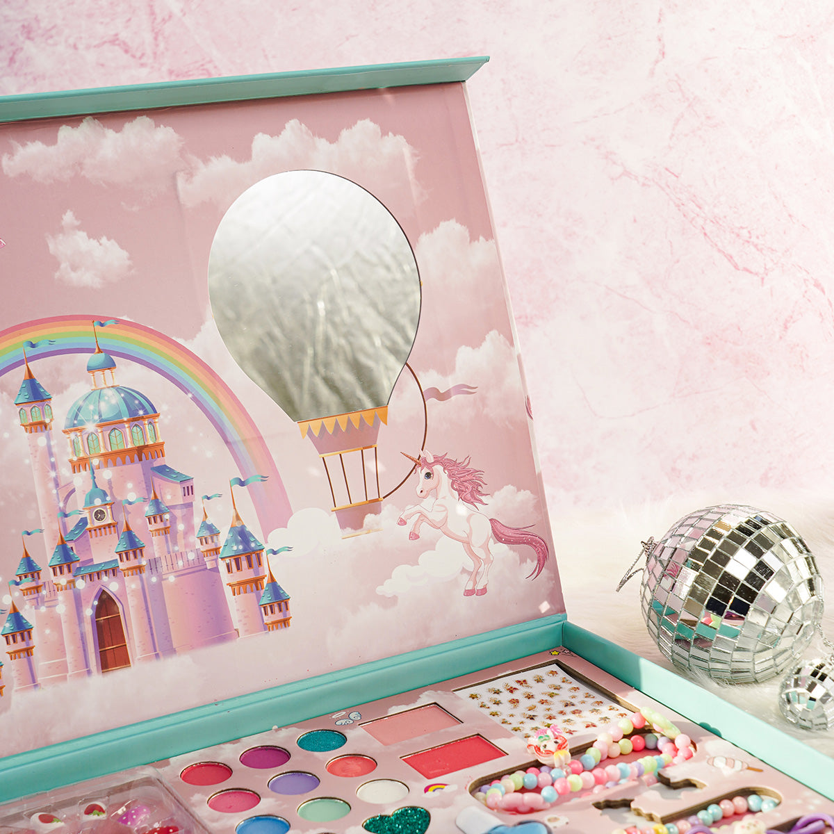28 pcs Make up and accessories Hamper