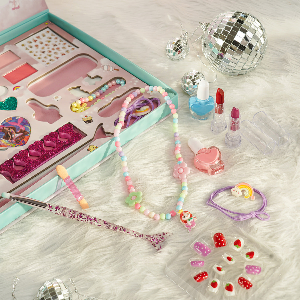 28 pcs Make up and accessories Hamper