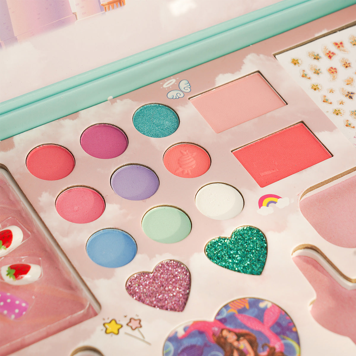 28 pcs Make up and accessories Hamper