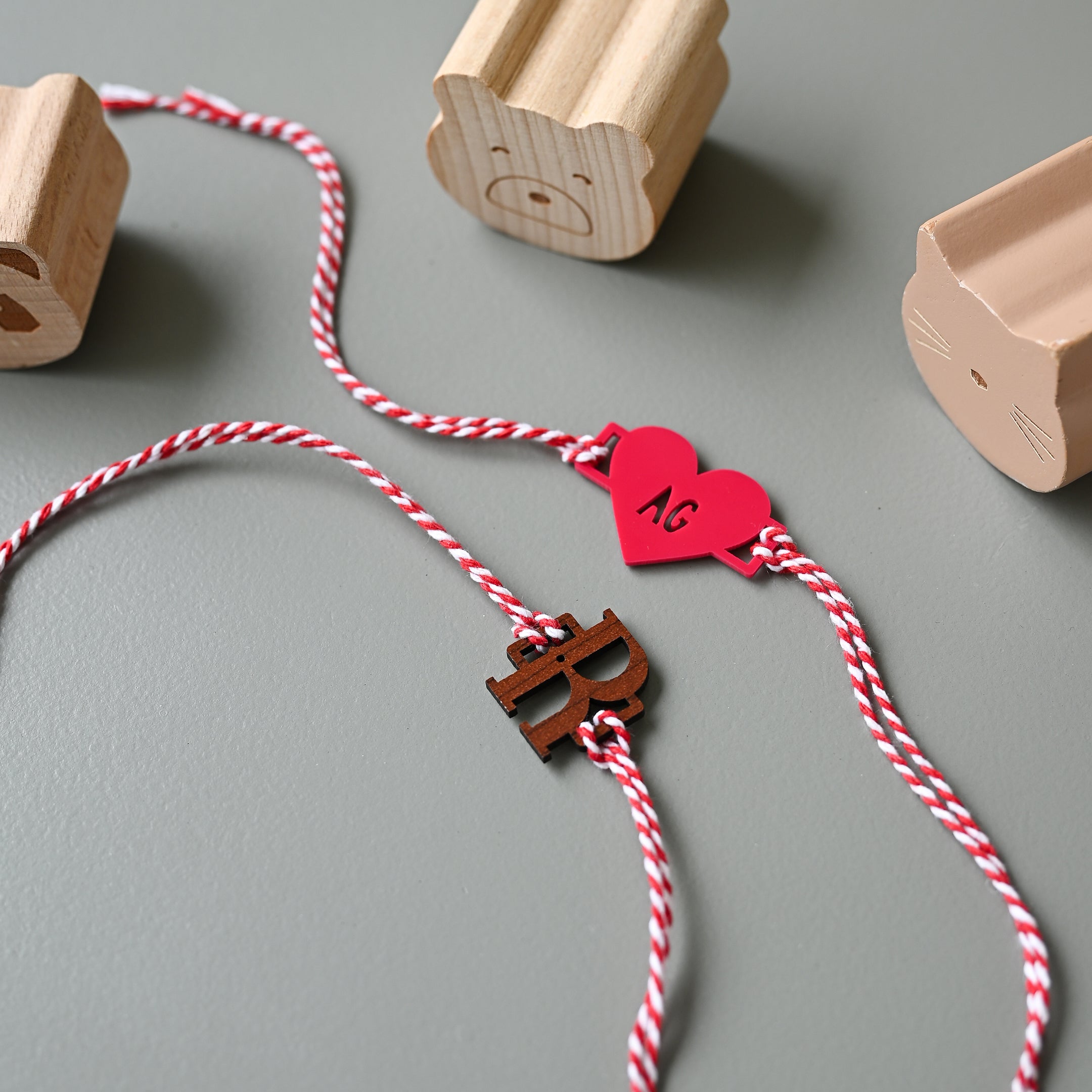 Personalised heart rakhi on a gift card – Totdot