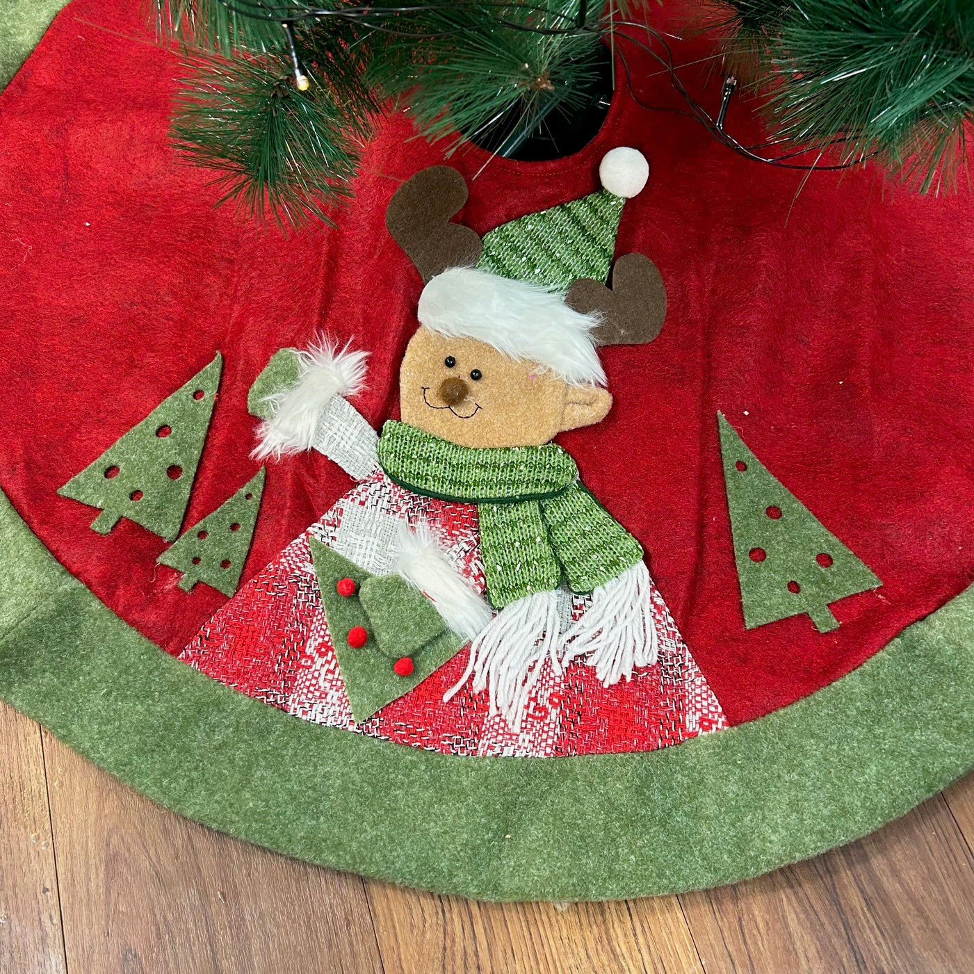 Reindeer's Winter Wrap - 42" Tree Skirt