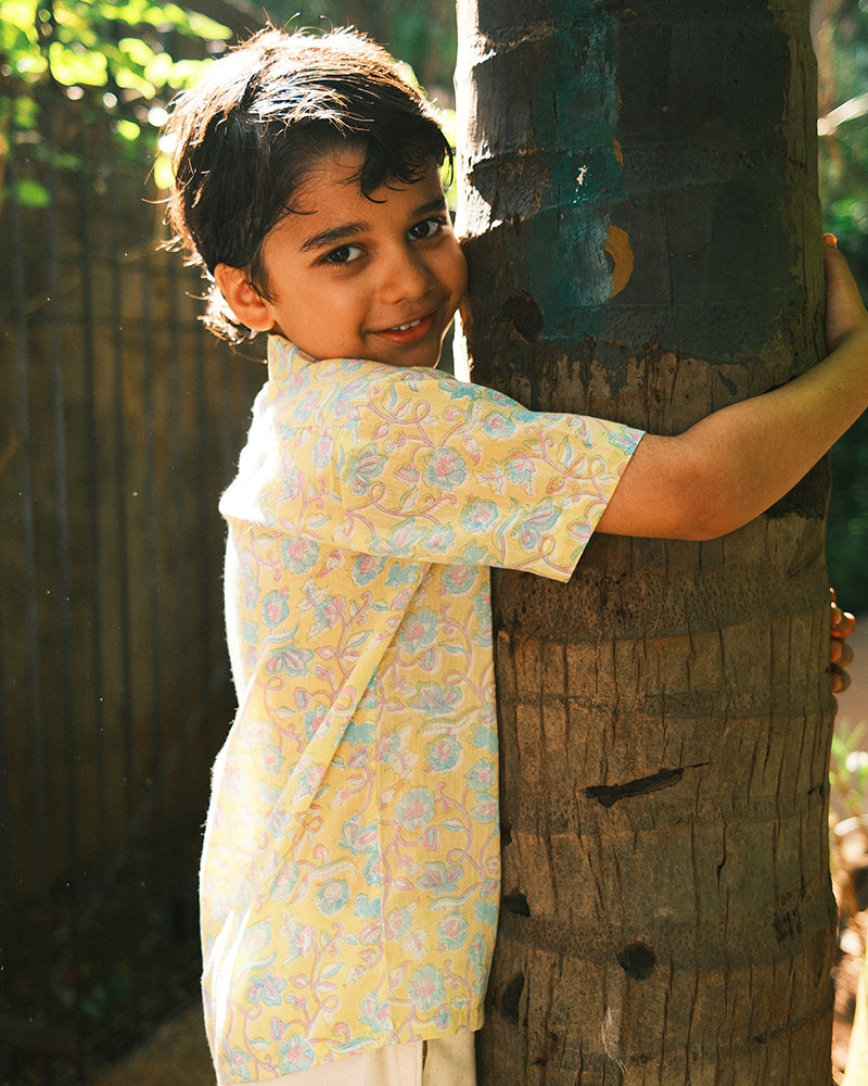 Boogie shirt in lemon yellow butterfly blockprint - Totdot