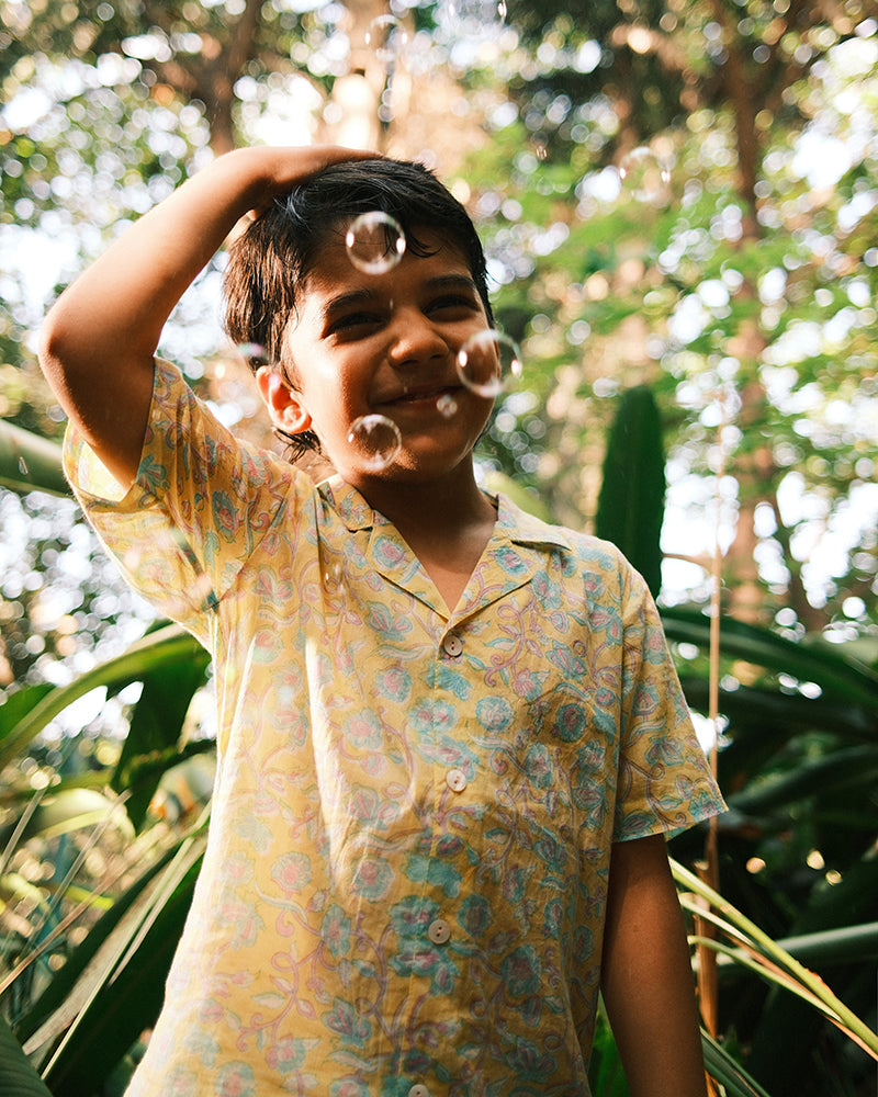 Boogie shirt in lemon yellow butterfly blockprint - Totdot
