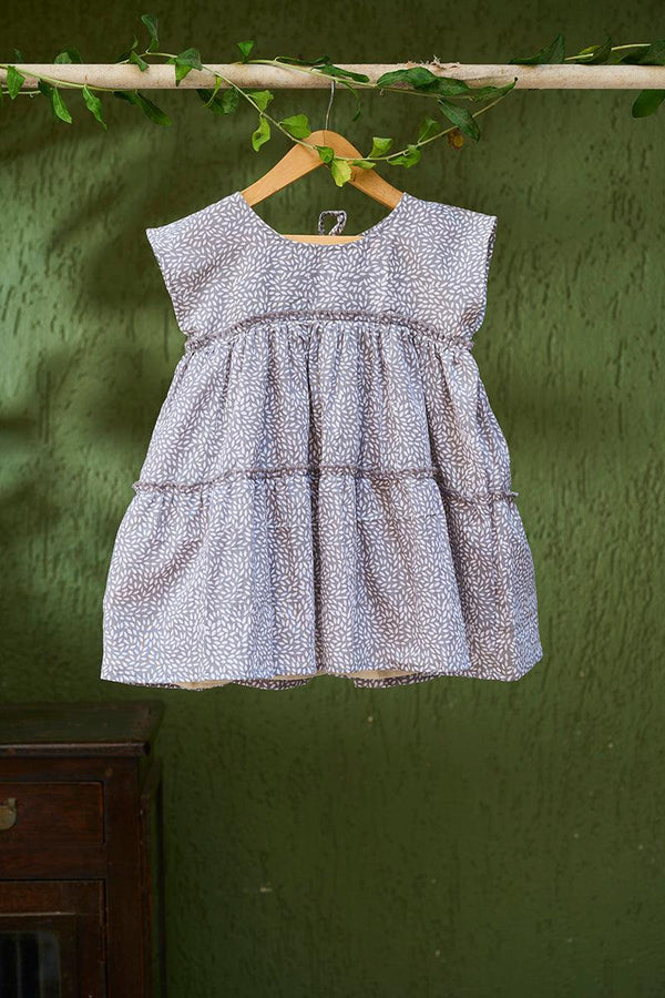 Twirl’ girls short sleeve tiered dress in grey hand block print cotton - Totdot
