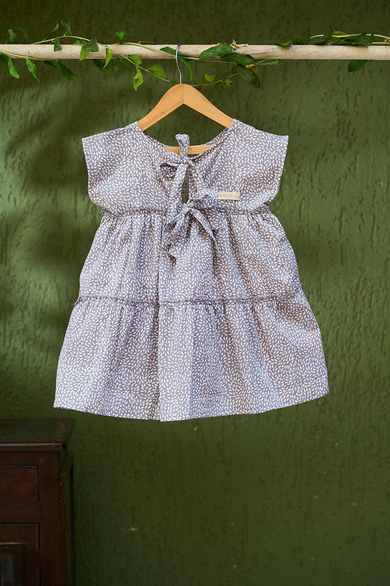 Twirl’ girls short sleeve tiered dress in grey hand block print cotton - Totdot